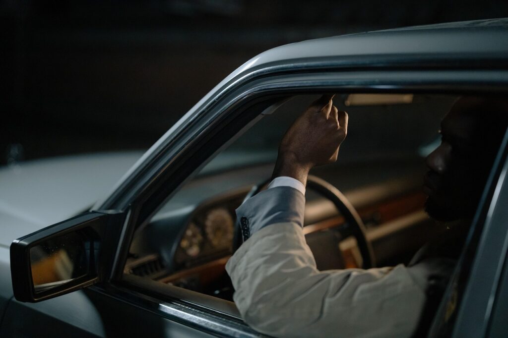自動車保険は無免許運転にどのように対応しているのか？